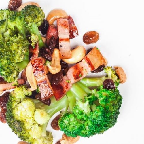 Salada de bróculos, caju, passas e bacon salteado