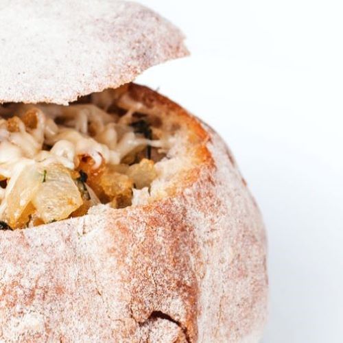 Pão recheado com emmental, cebola e ervas