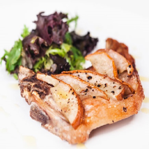 Costeletas de porco com pêra no forno